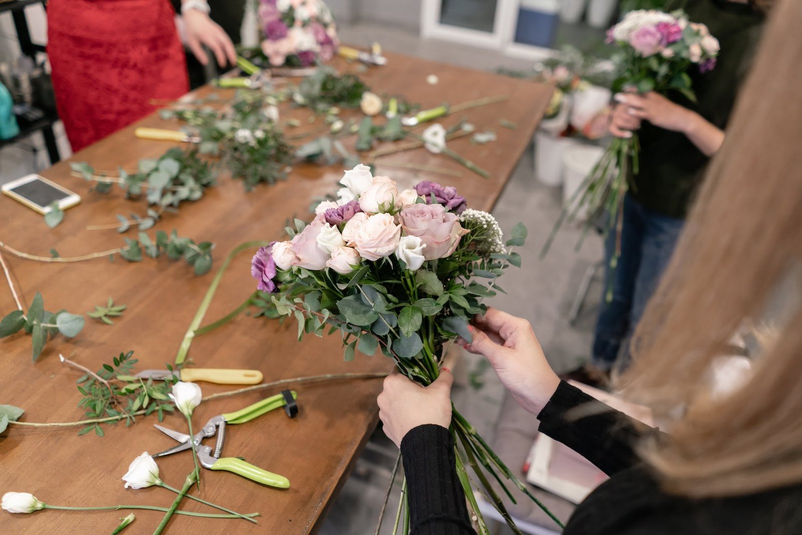 Master class on making bouquets. Summer bouquet. Learning flower arranging, making beautiful bouquets with your own hands